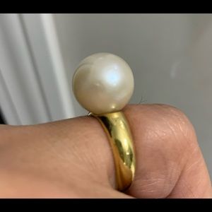 Authentic south sea pearls in 14k yellow gold. 500- ring, 1000- earrings